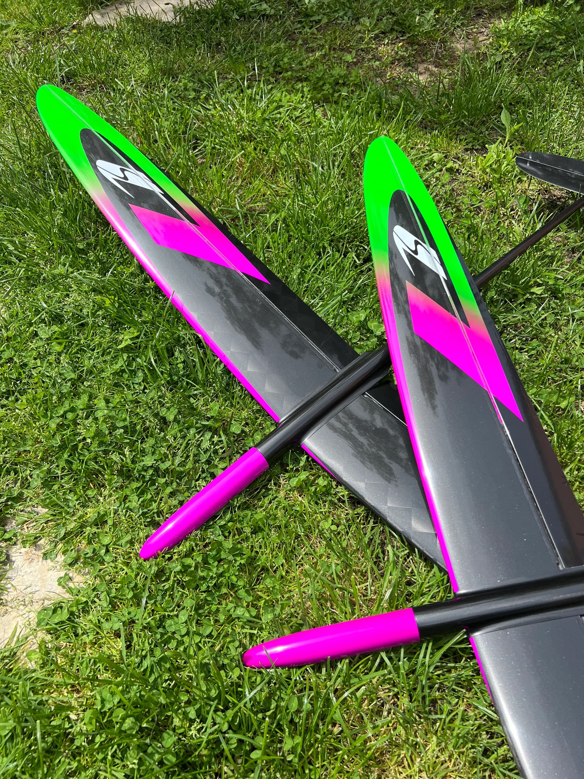 Green and pink D1S wings with black carbon surfaces