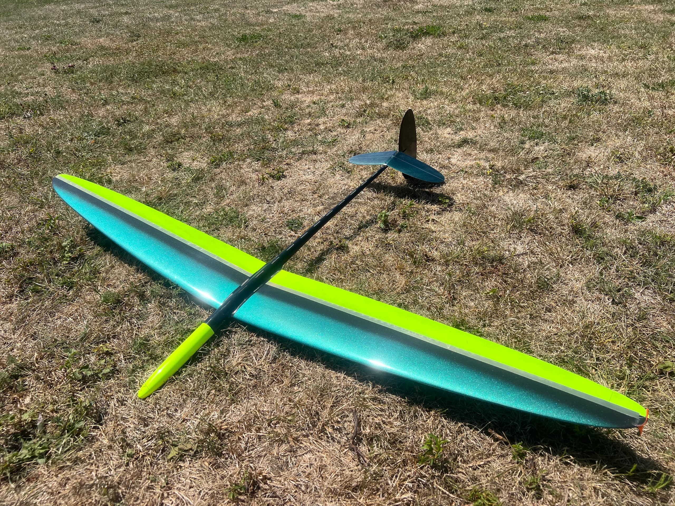 An orange and black D1S glider on the snow